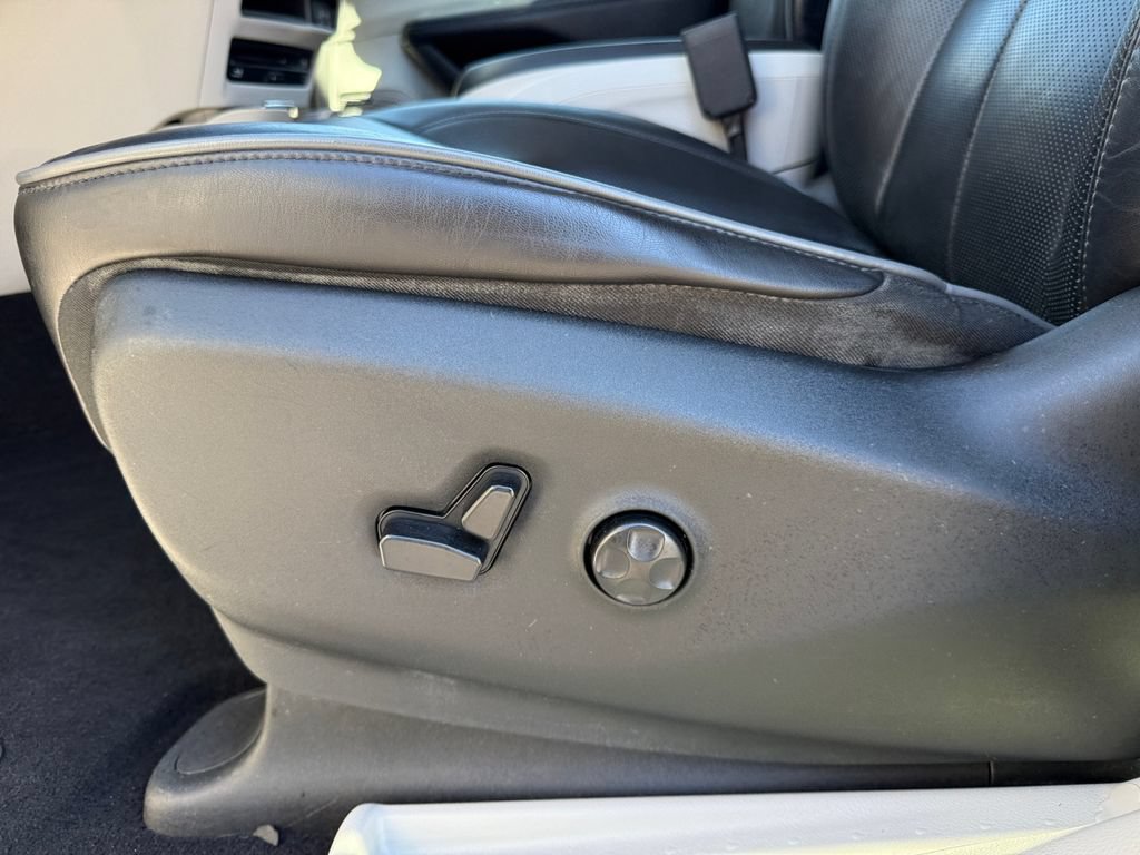 Used 2018 Chrysler Pacifica Limited w/ Tire & Wheel Group FWD image 10