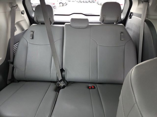 Used 2021 Toyota Sienna Limited image 29