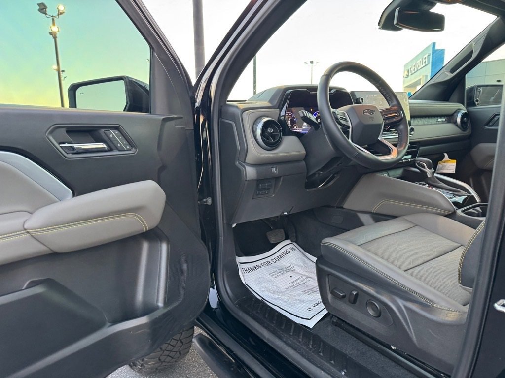 Used 2025 Chevrolet Colorado ZR2 w/ Midnight Edition image 13