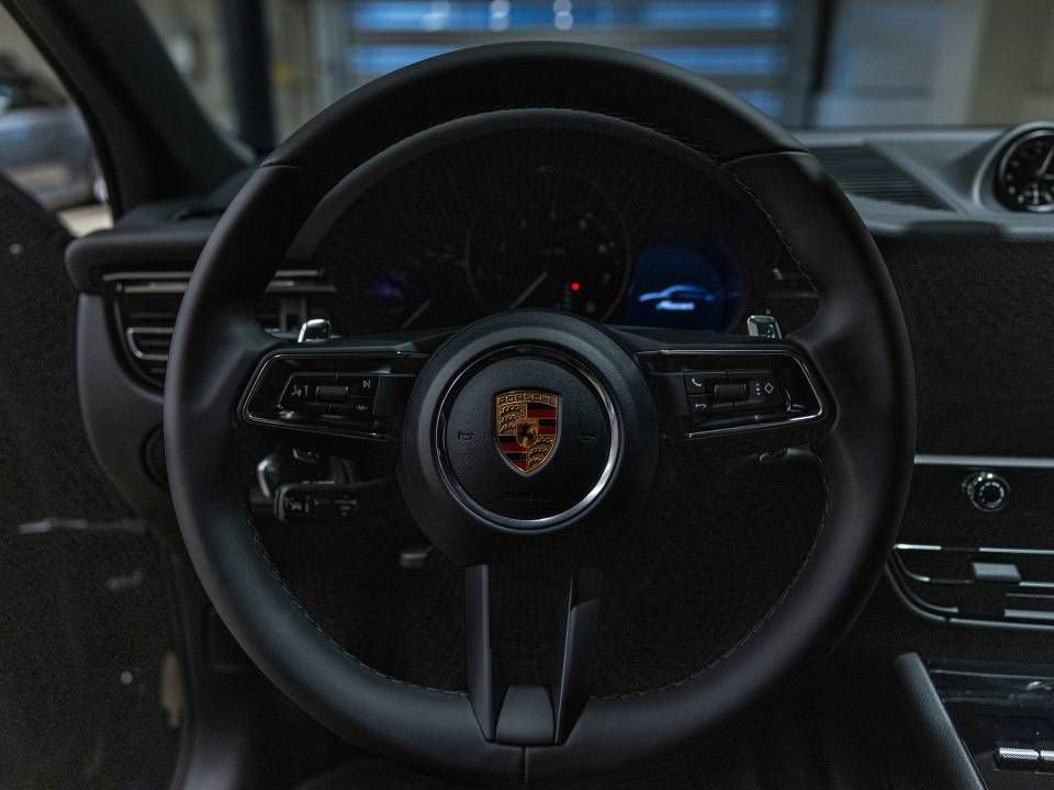 Certified 2026 Porsche Macan AWD/4WD image 6
