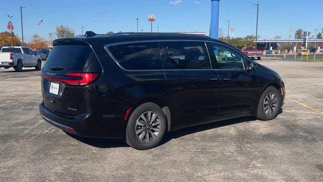 Used 2021 Chrysler Pacifica Touring-L image 8