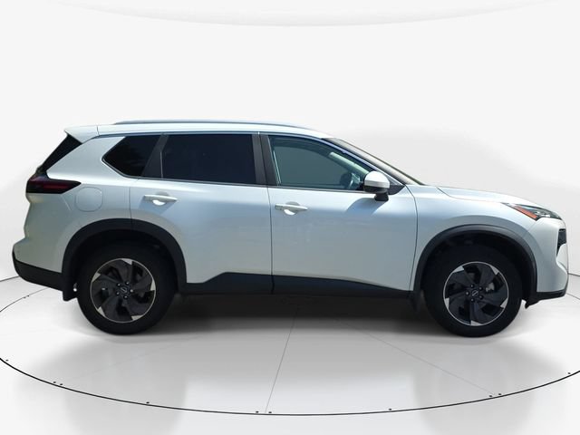 Used 2024 Nissan Rogue SV w/ SV Premium Package FWD image 4
