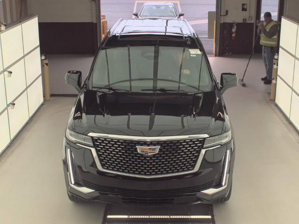 Used 2023 Cadillac Escalade ESV Premium Luxury w/ Performance Package AWD/4WD image 2