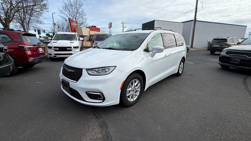 Used 2022 Chrysler Pacifica Touring-L w/ Uconnect Theater Family Group image 1