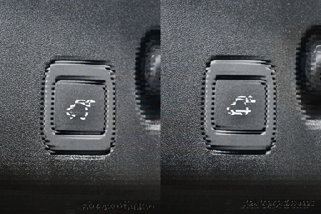 Used 2015 Jaguar XJ image 57