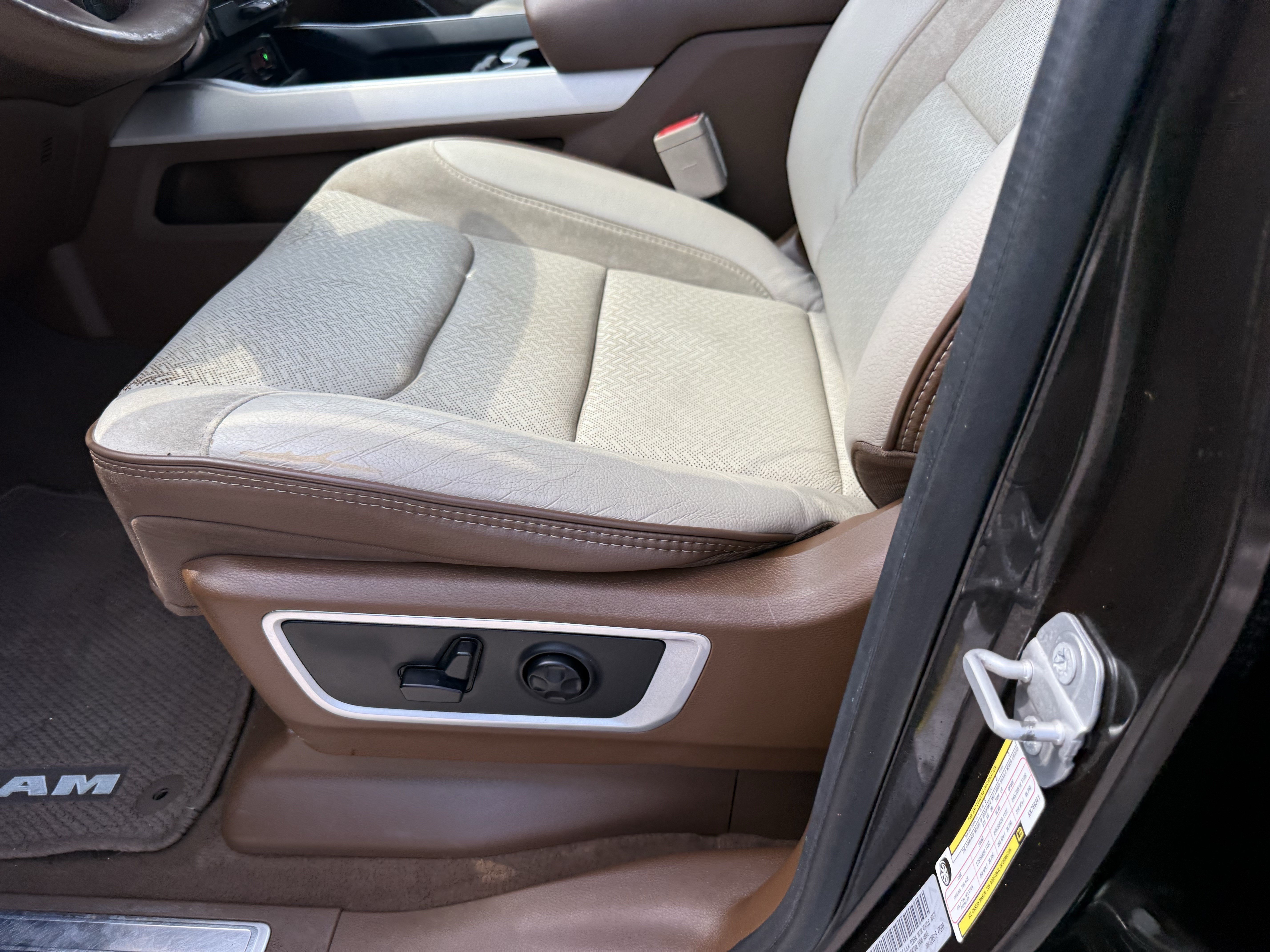 Used 2019 RAM 1500 Laramie RWD image 30