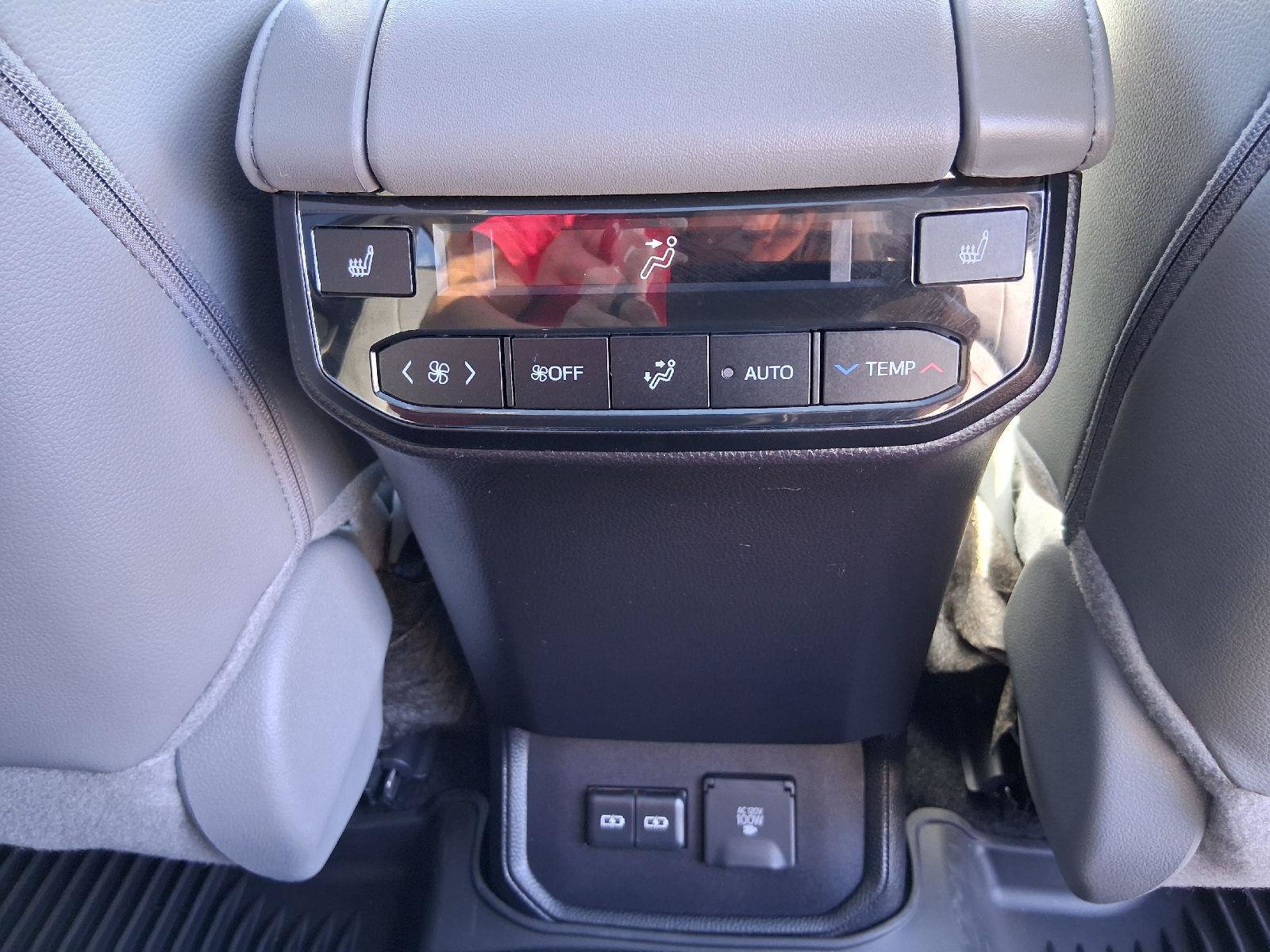 Certified 2024 Toyota Highlander Platinum AWD/4WD image 29