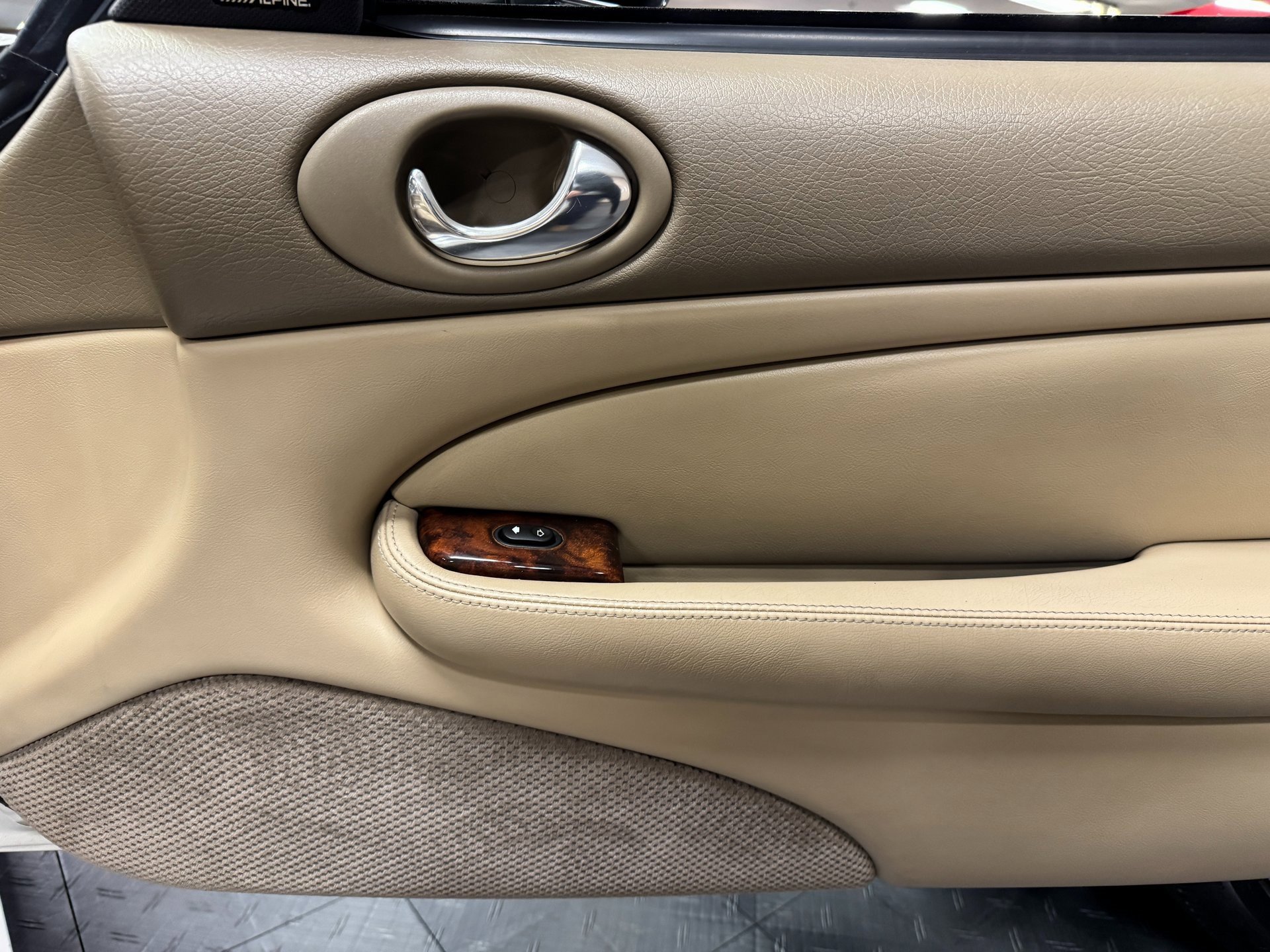 Used 2003 Jaguar XK8 Convertible image 38