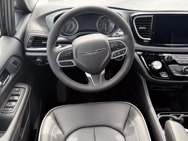 New 2026 Chrysler Pacifica Limited w/ Uconnect Theater Family Group FWD image 38