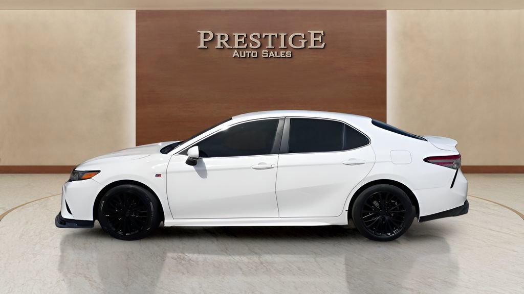 Used 2018 Toyota Camry SE FWD image 2