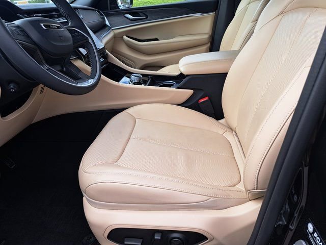 Used 2024 Jeep Grand Cherokee Limited w/ Luxury Tech Group II image 28