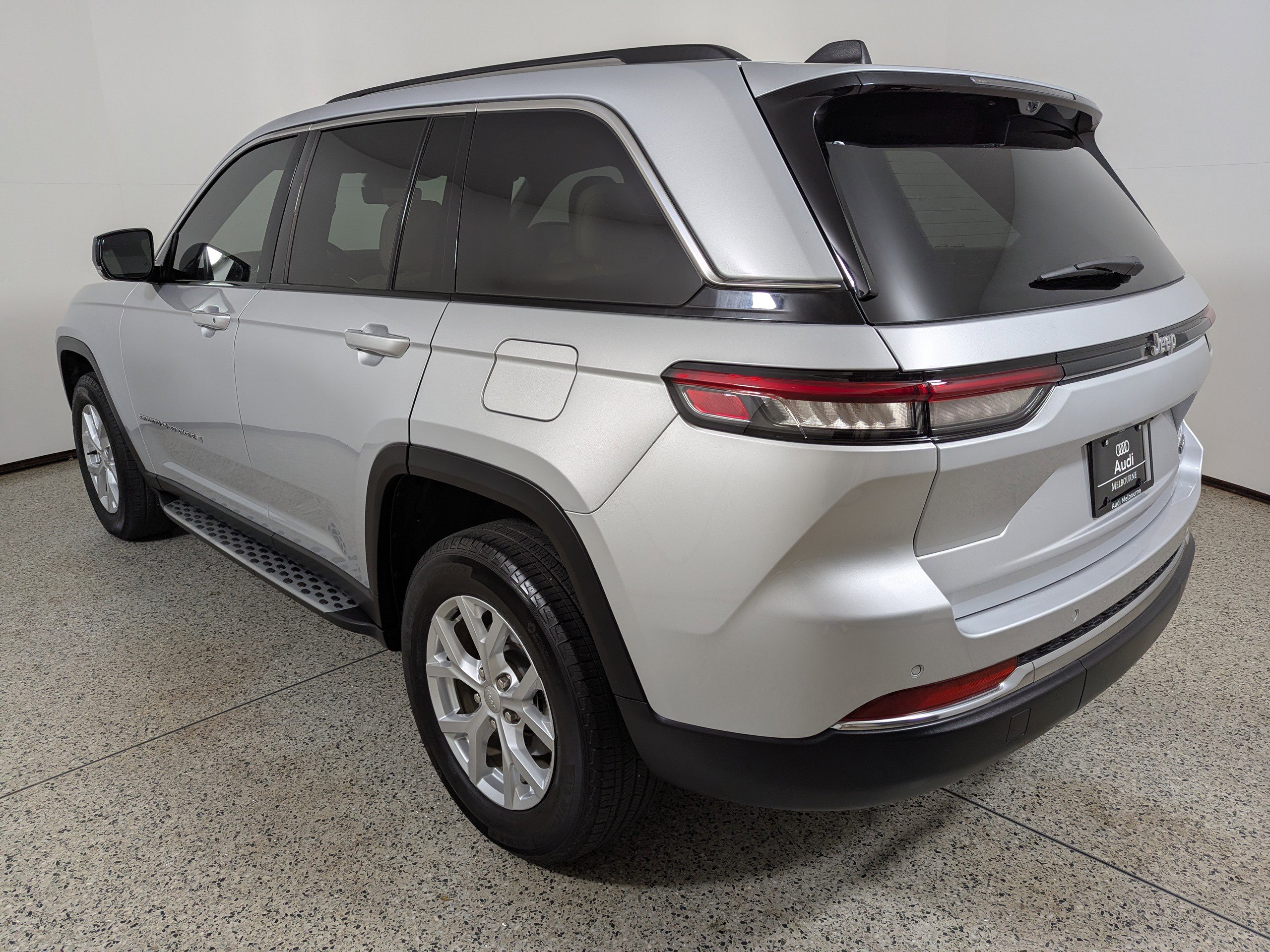 Used 2023 Jeep Grand Cherokee Limited w/ Luxury Tech Group II RWD image 5