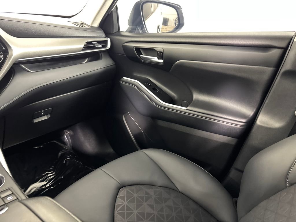 Certified 2024 Toyota Highlander XLE FWD image 29