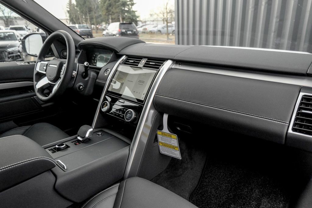 Used 2025 Land Rover Discovery Dynamic SE image 22