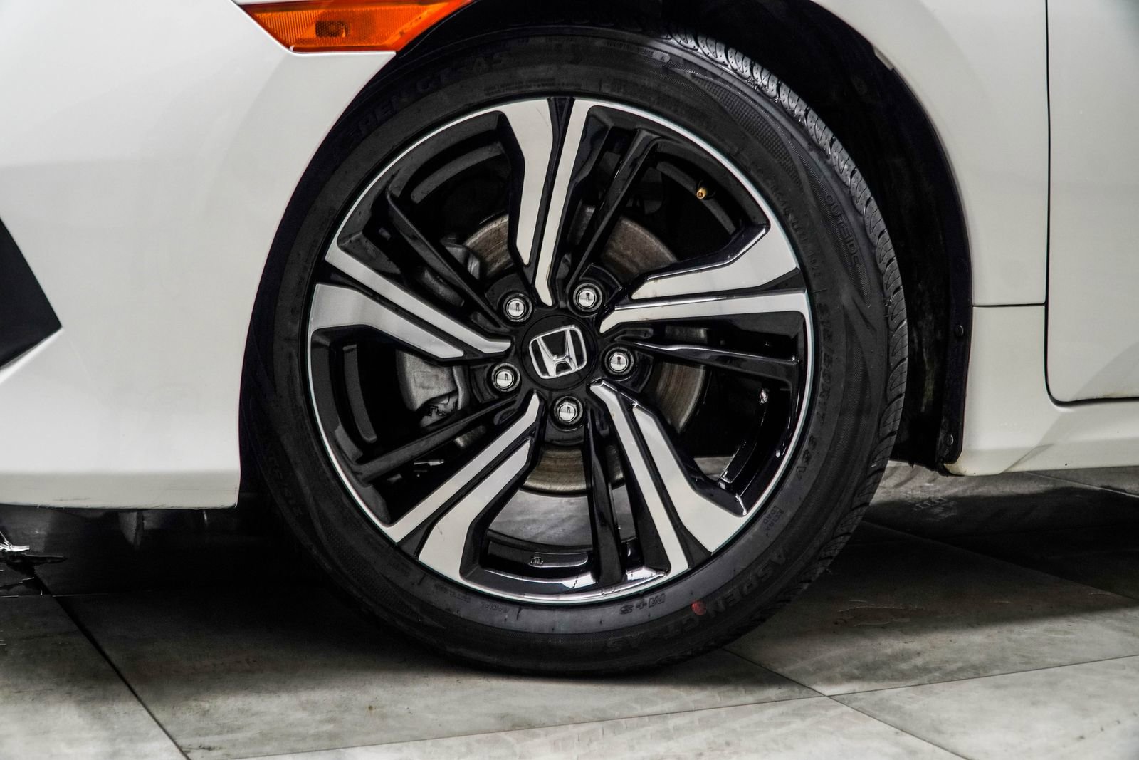 Used 2018 Honda Civic Touring image 3