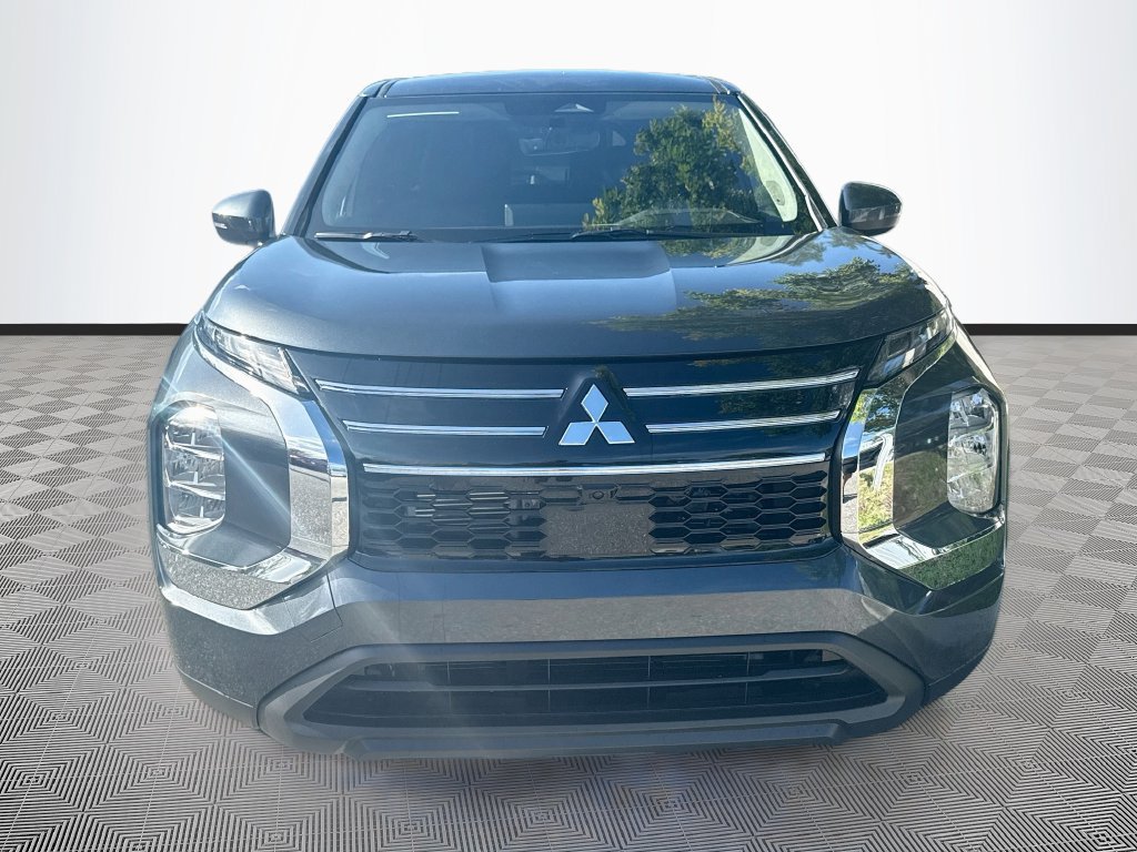 New 2026 Mitsubishi Outlander ES FWD image 2