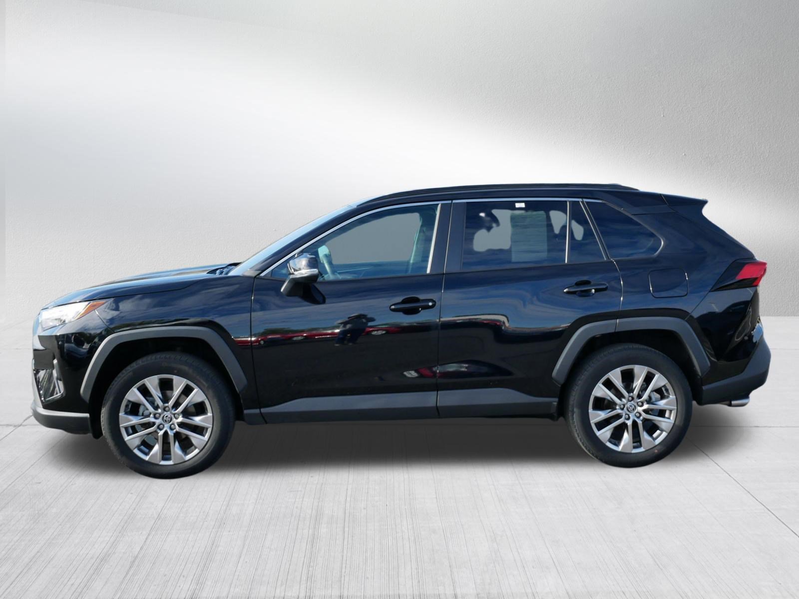 Used 2022 Toyota RAV4 XLE Premium AWD/4WD image 4