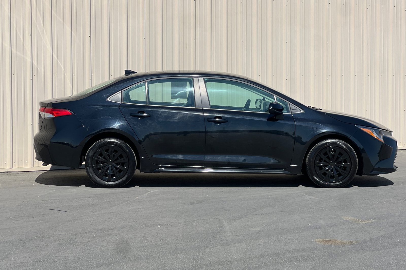 Used 2025 Toyota Corolla LE FWD image 3