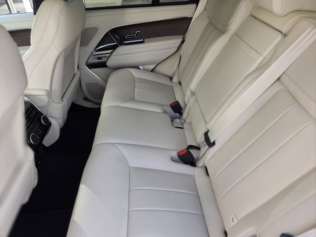 Used 2025 Land Rover Range Rover SE AWD/4WD image 10