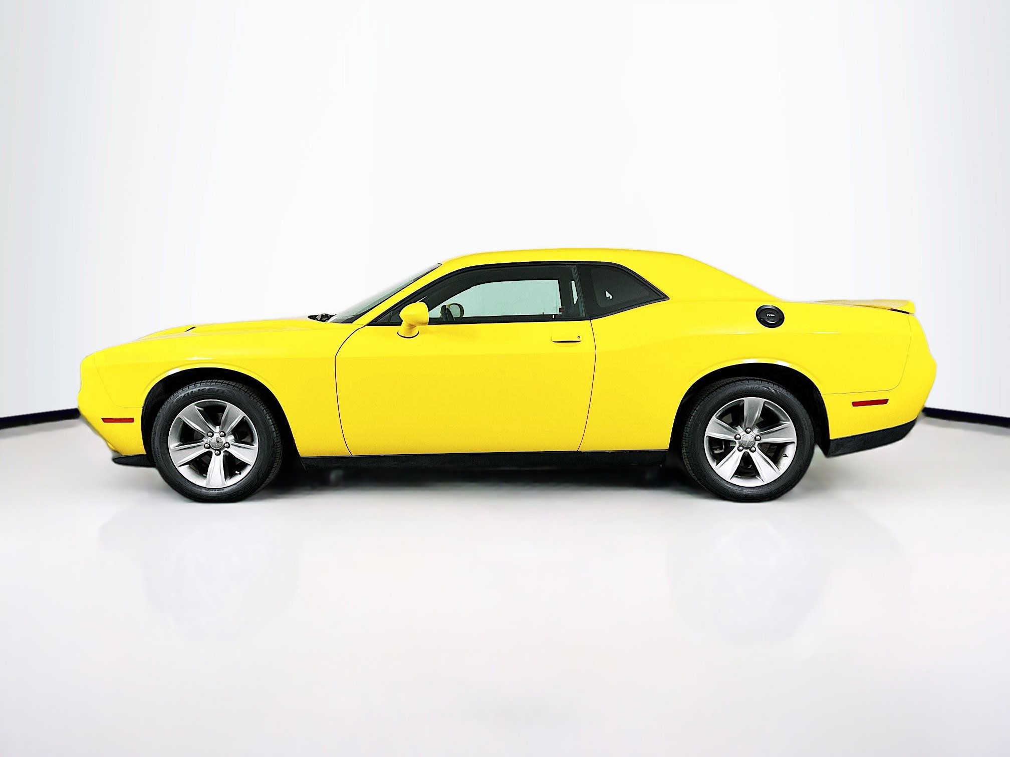 Used 2018 Dodge Challenger SXT image 4