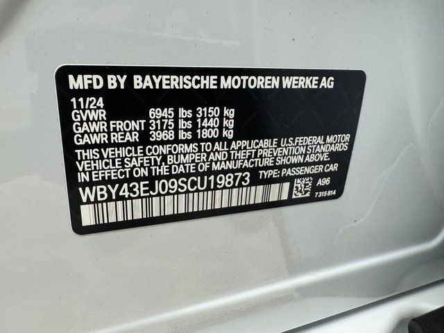 Used 2025 BMW i7 eDrive50 w/ Premium Package image 31