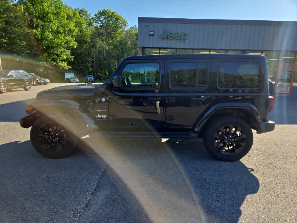 Used 2023 Jeep Wrangler Unlimited Sahara w/ Cold Weather Group AWD/4WD image 7