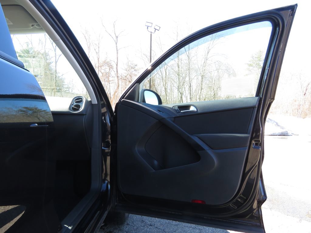 Used 2017 Volkswagen Tiguan Limited w/ Premium Package image 12