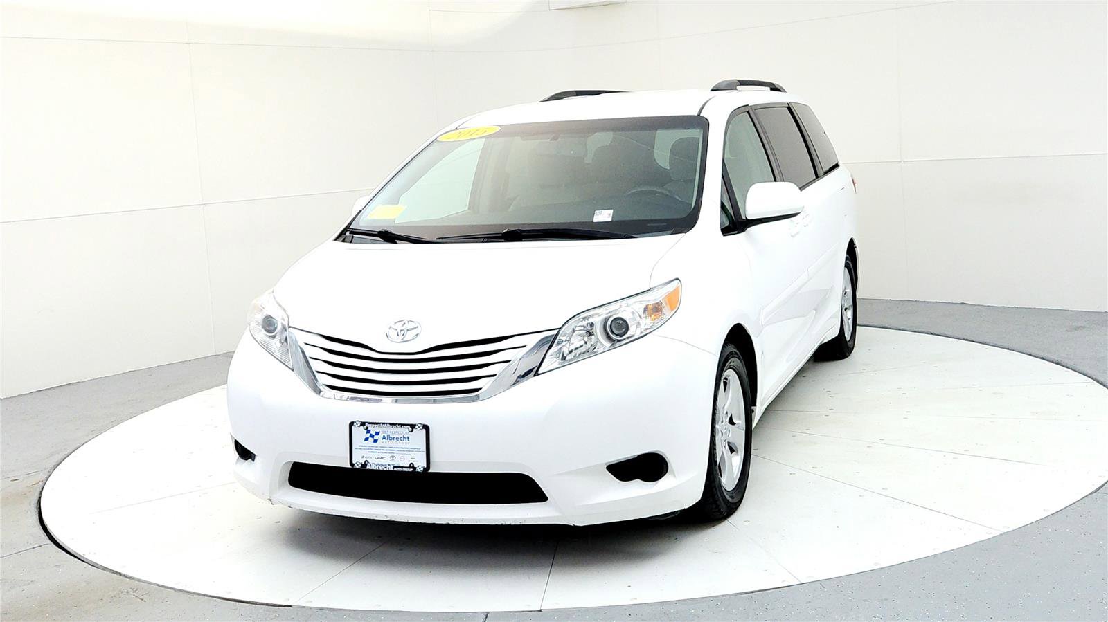 Used 2015 Toyota Sienna LE image 2