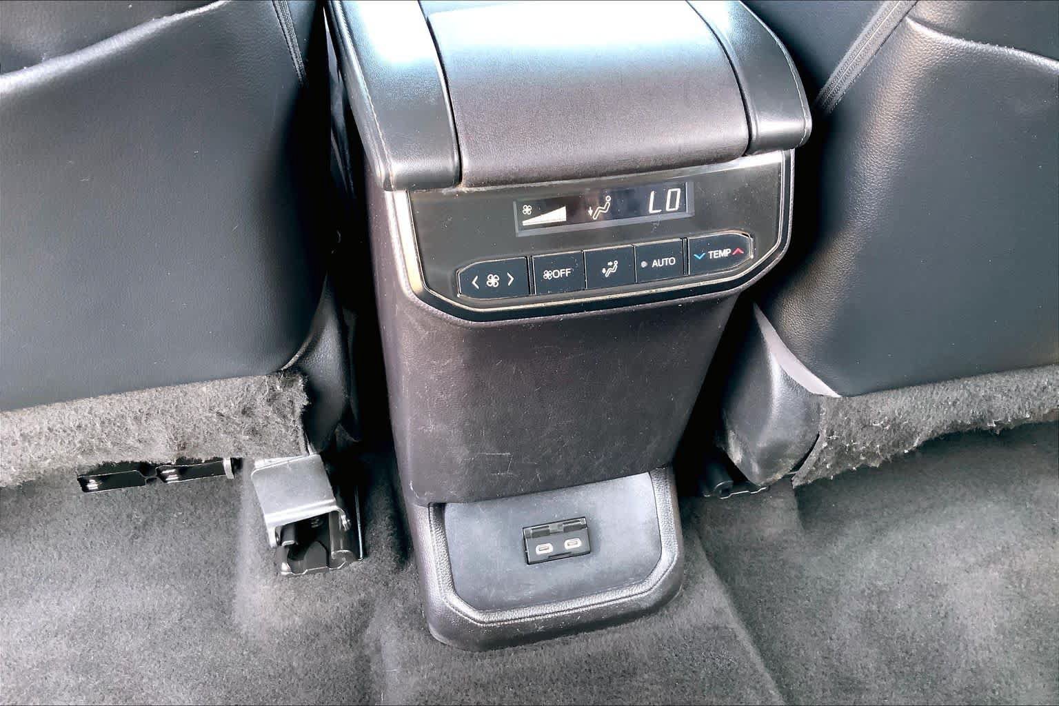 Used 2023 Toyota Highlander XLE AWD/4WD image 34