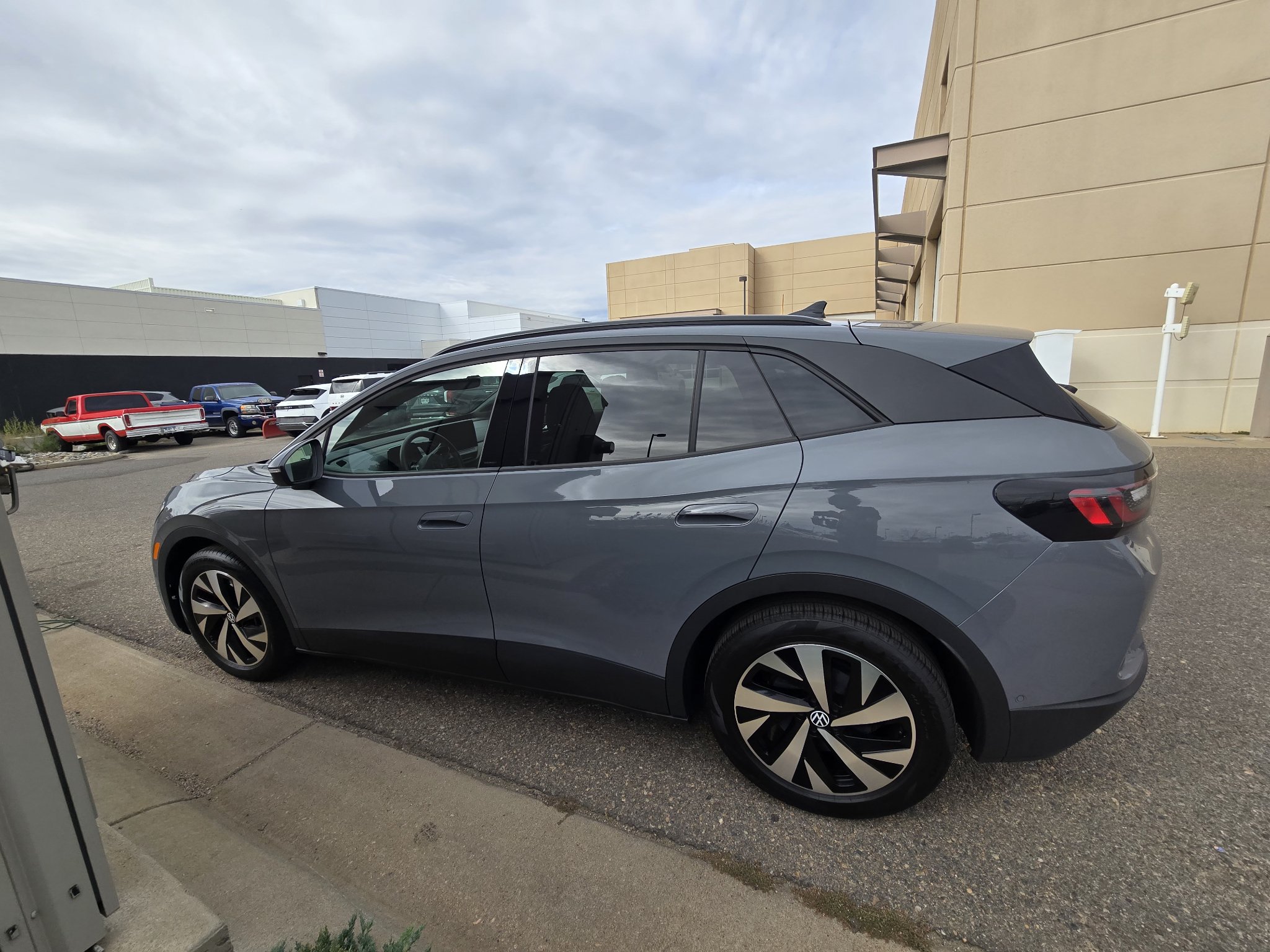 Used 2024 Volkswagen ID.4 2WD image 2