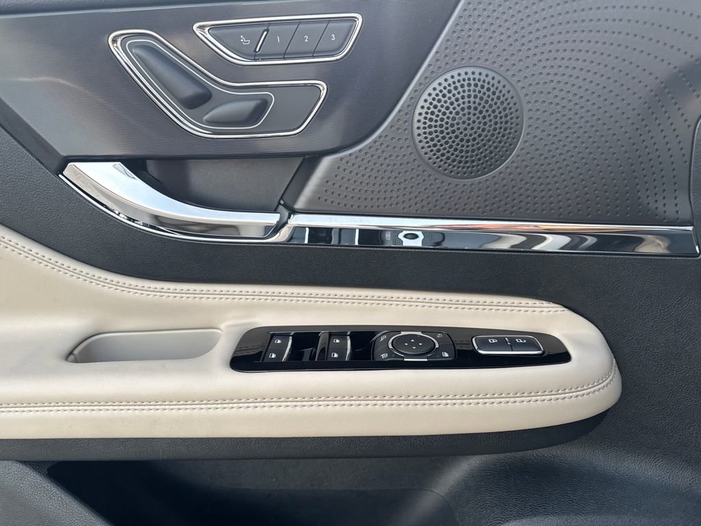 Used 2025 Lincoln Corsair AWD w/ Equipment Group 101A image 19