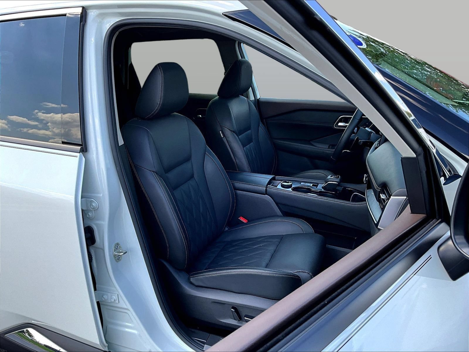 Used 2023 Nissan Rogue Platinum w/ Platinum Premium Package AWD/4WD image 32