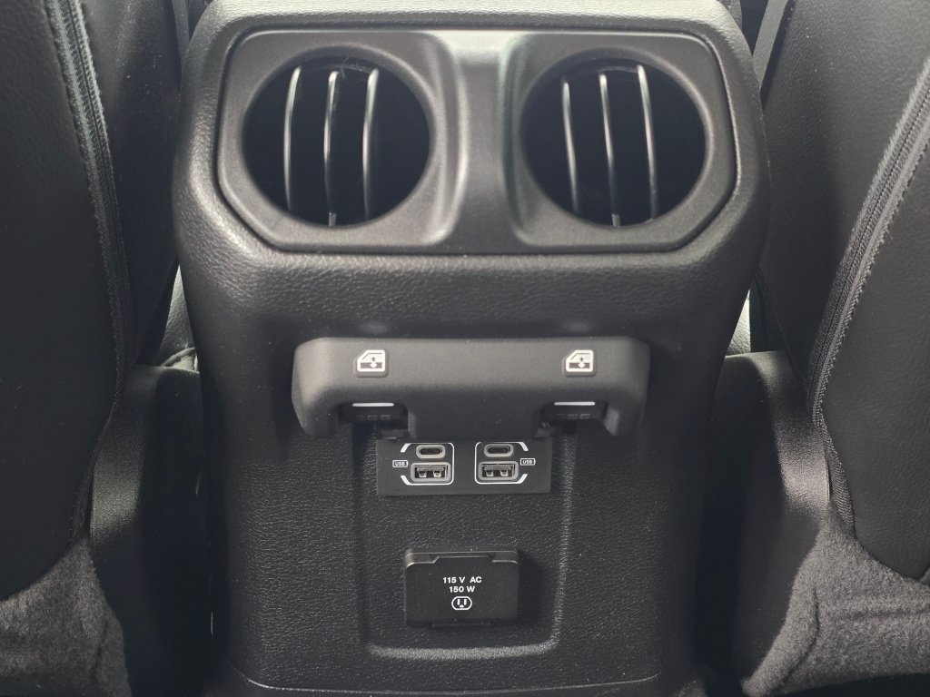 Used 2022 Jeep Wrangler Unlimited Sahara AWD/4WD image 19