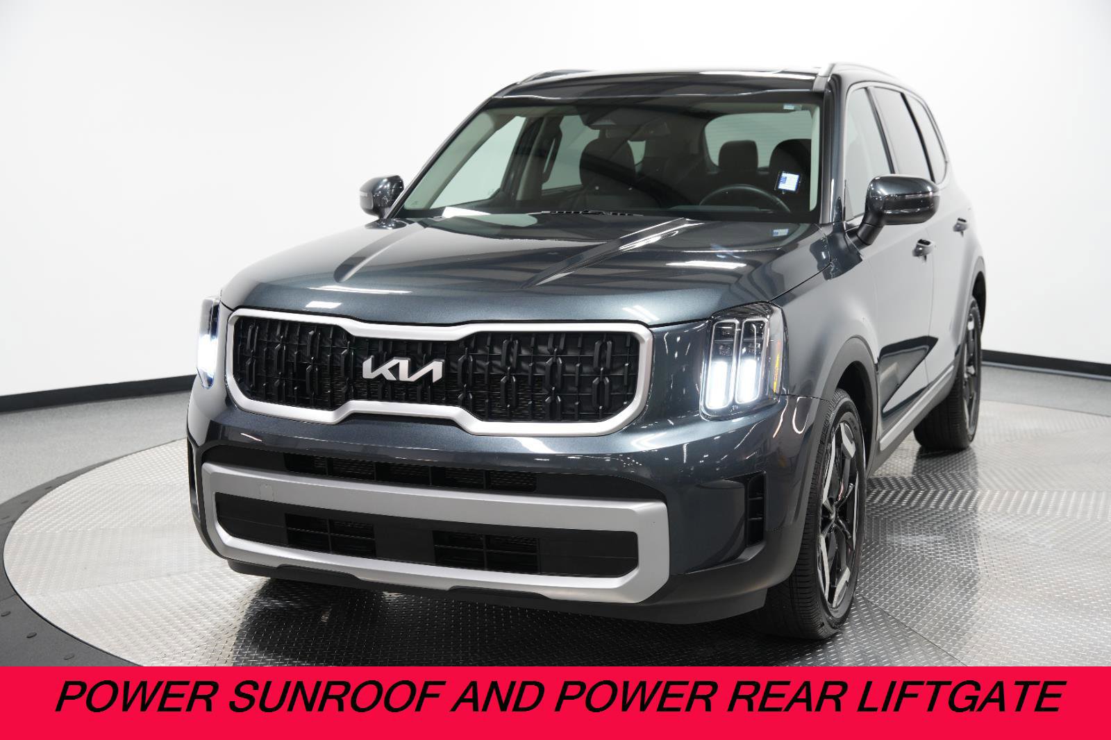Used 2023 Kia Telluride EX w/ EX Captain's Chair Package image 3