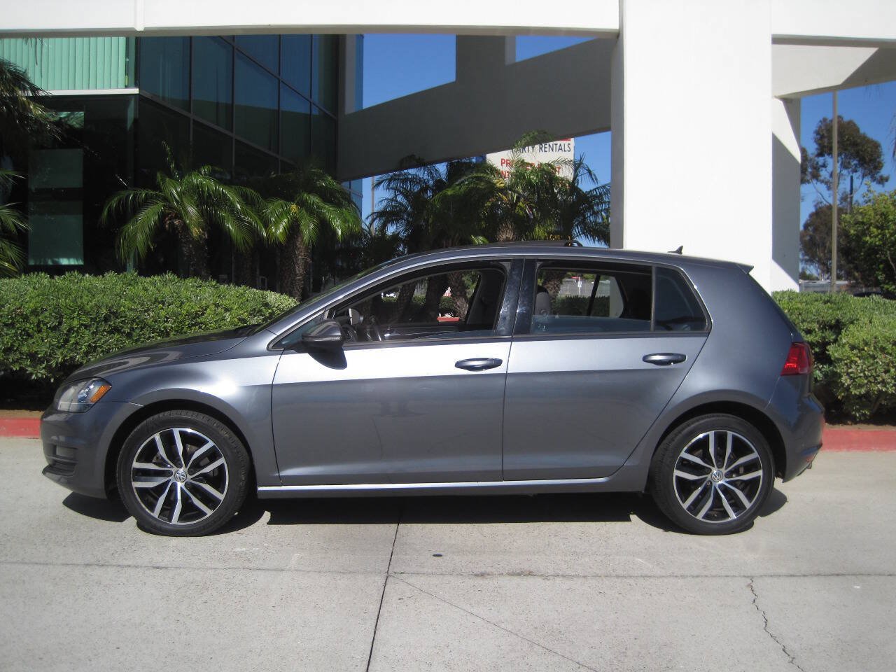 Used 2015 Volkswagen Golf S FWD image 11
