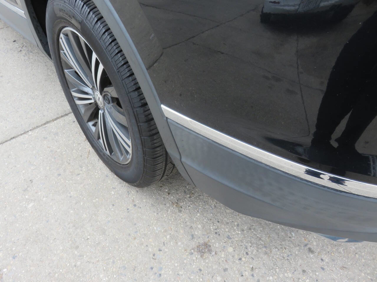 Used 2018 Volkswagen Tiguan SEL image 37