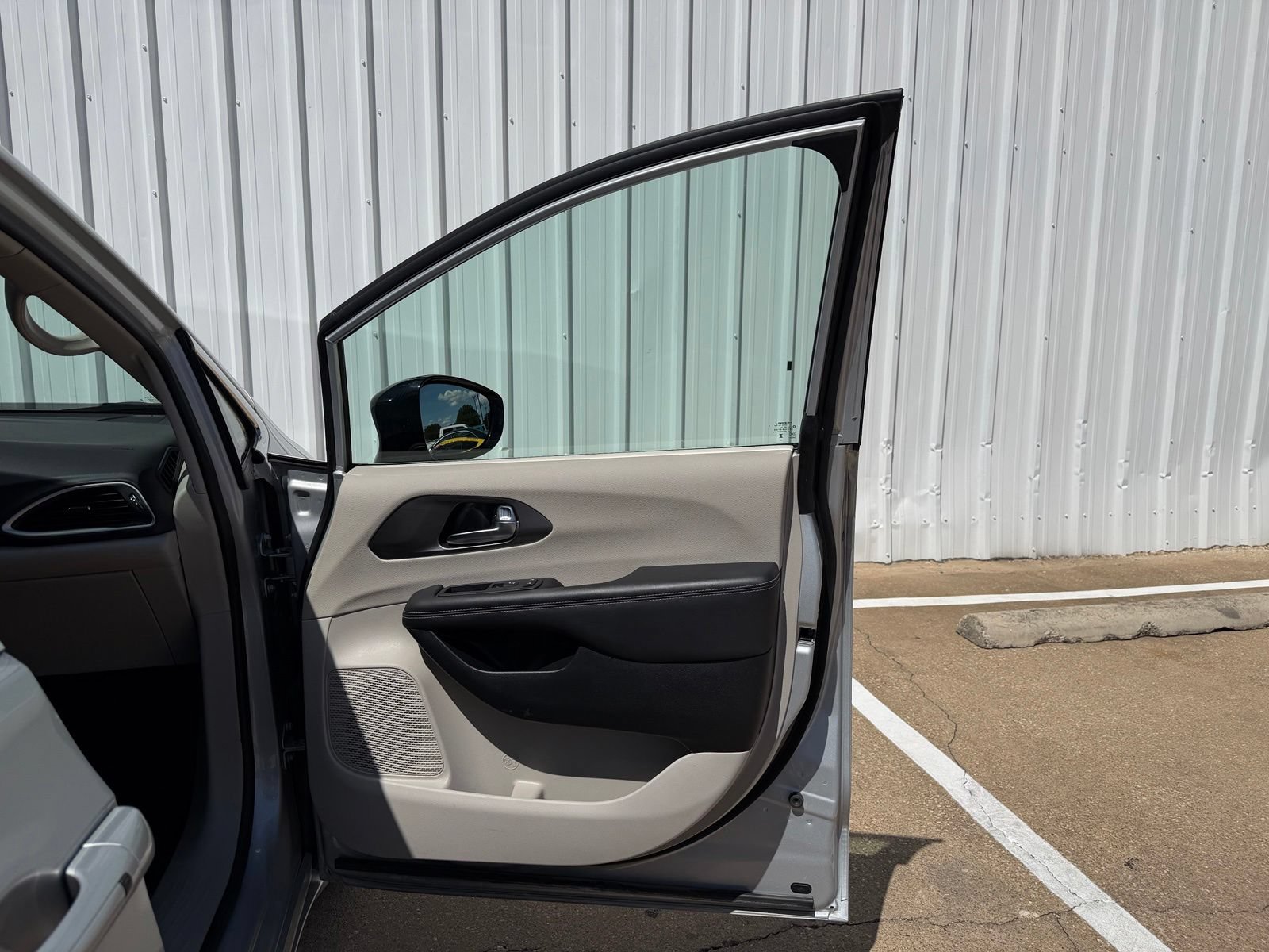 Used 2024 Chrysler Pacifica Touring-L FWD image 27