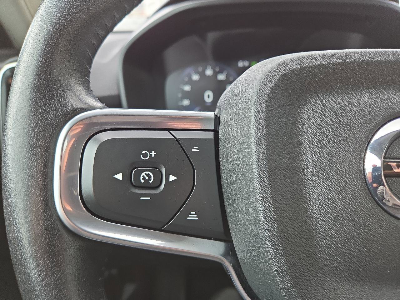 Used 2021 Volvo XC40 T4 Momentum image 23