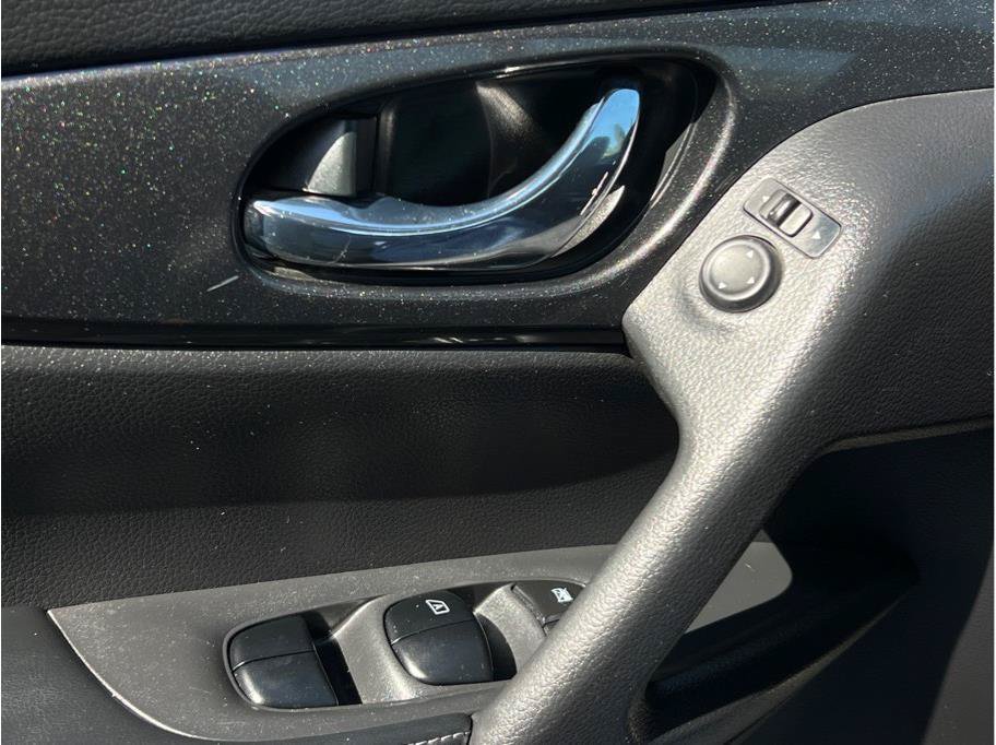 Used 2017 Nissan Rogue S FWD image 17