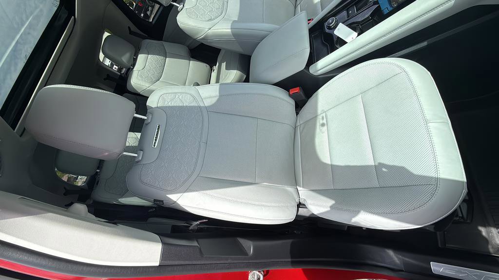 Used 2025 Ford Explorer Platinum w/ LUX Leather Package AWD/4WD image 28