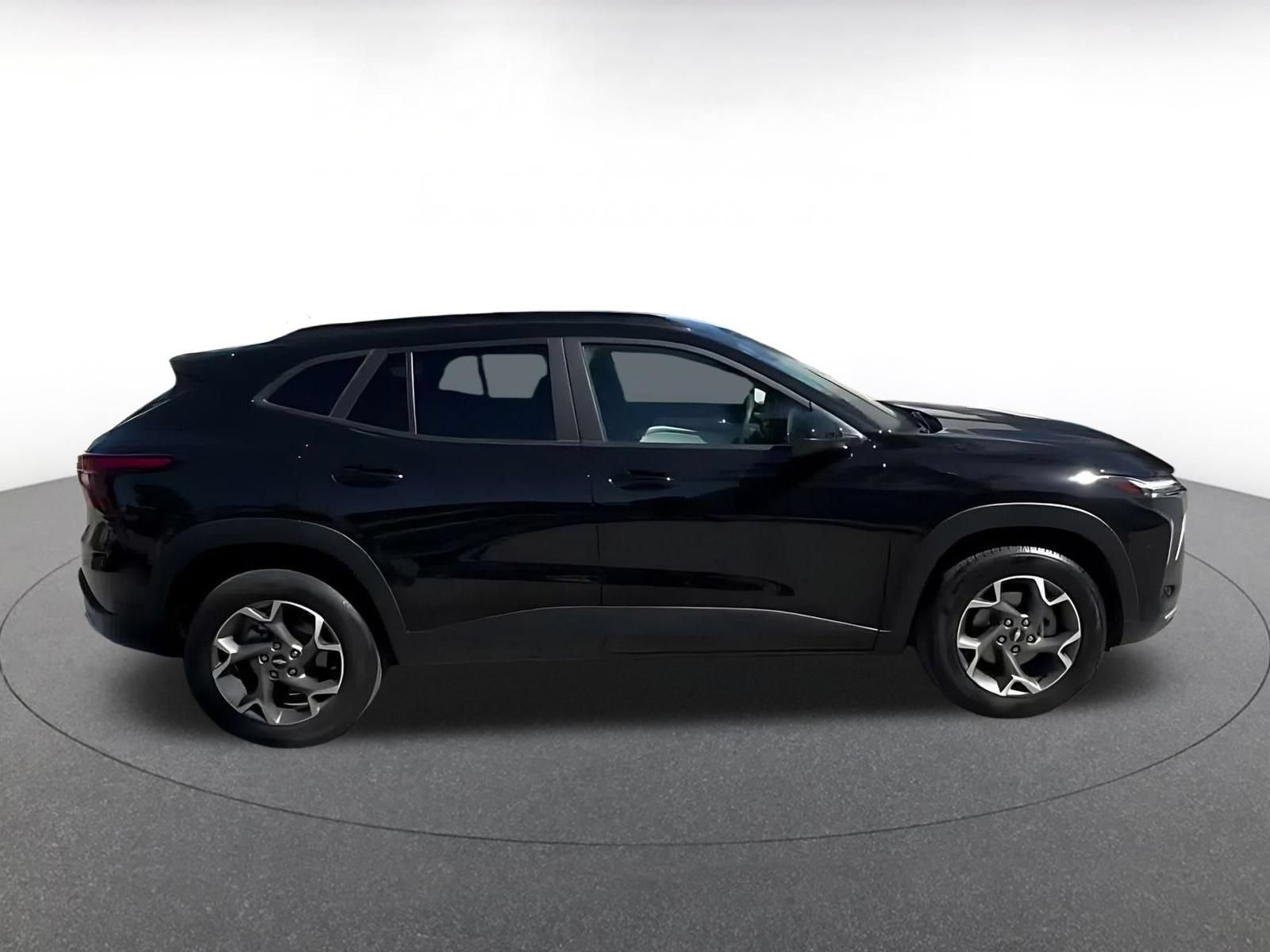 Used 2025 Chevrolet Trax LT FWD image 15