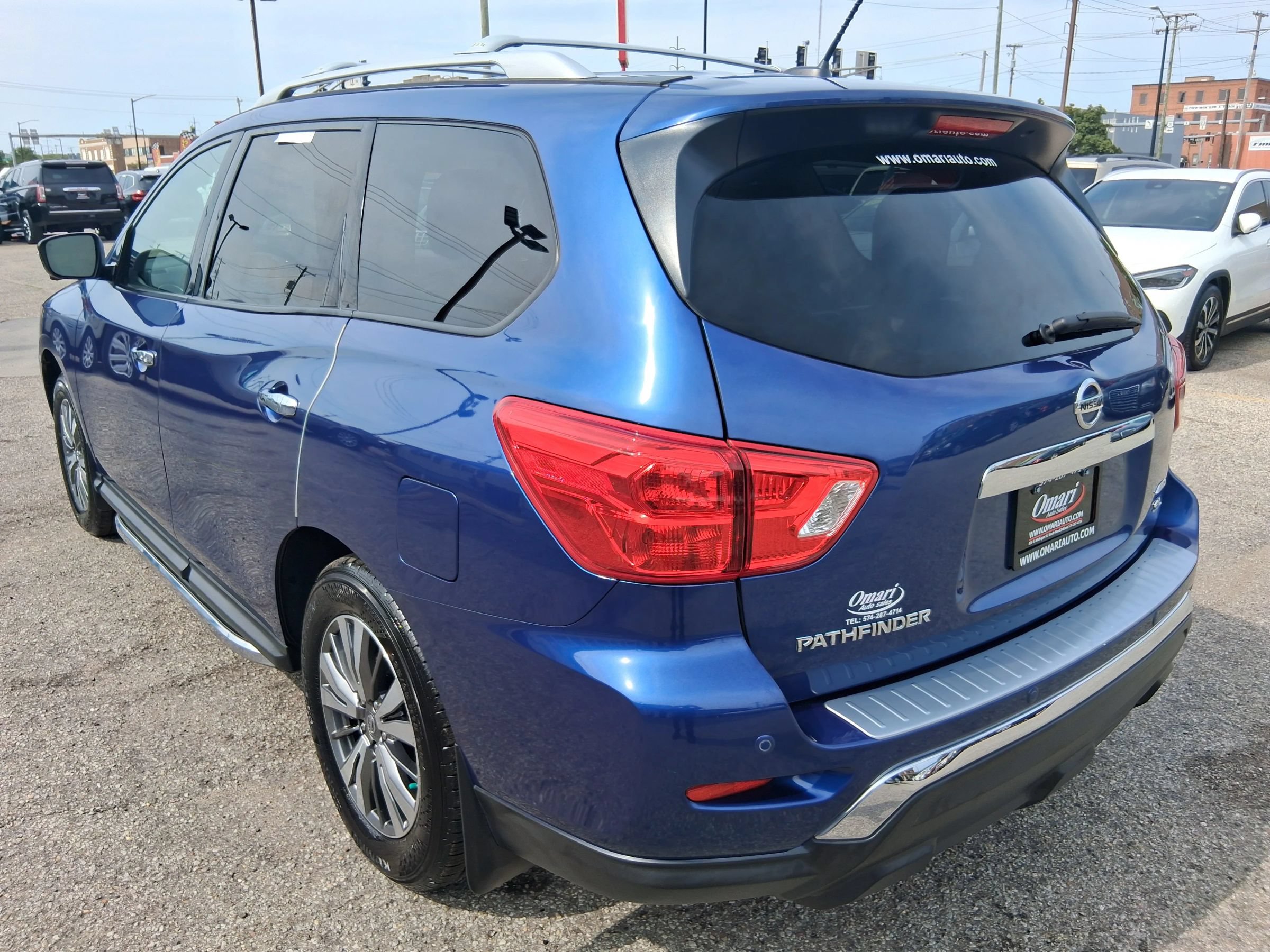 Used 2018 Nissan Pathfinder SL w/ Cargo Package AWD/4WD image 4