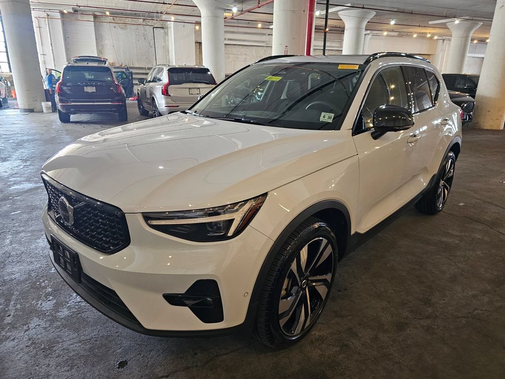 Certified 2025 Volvo XC40 B5 Ultra AWD/4WD image 1