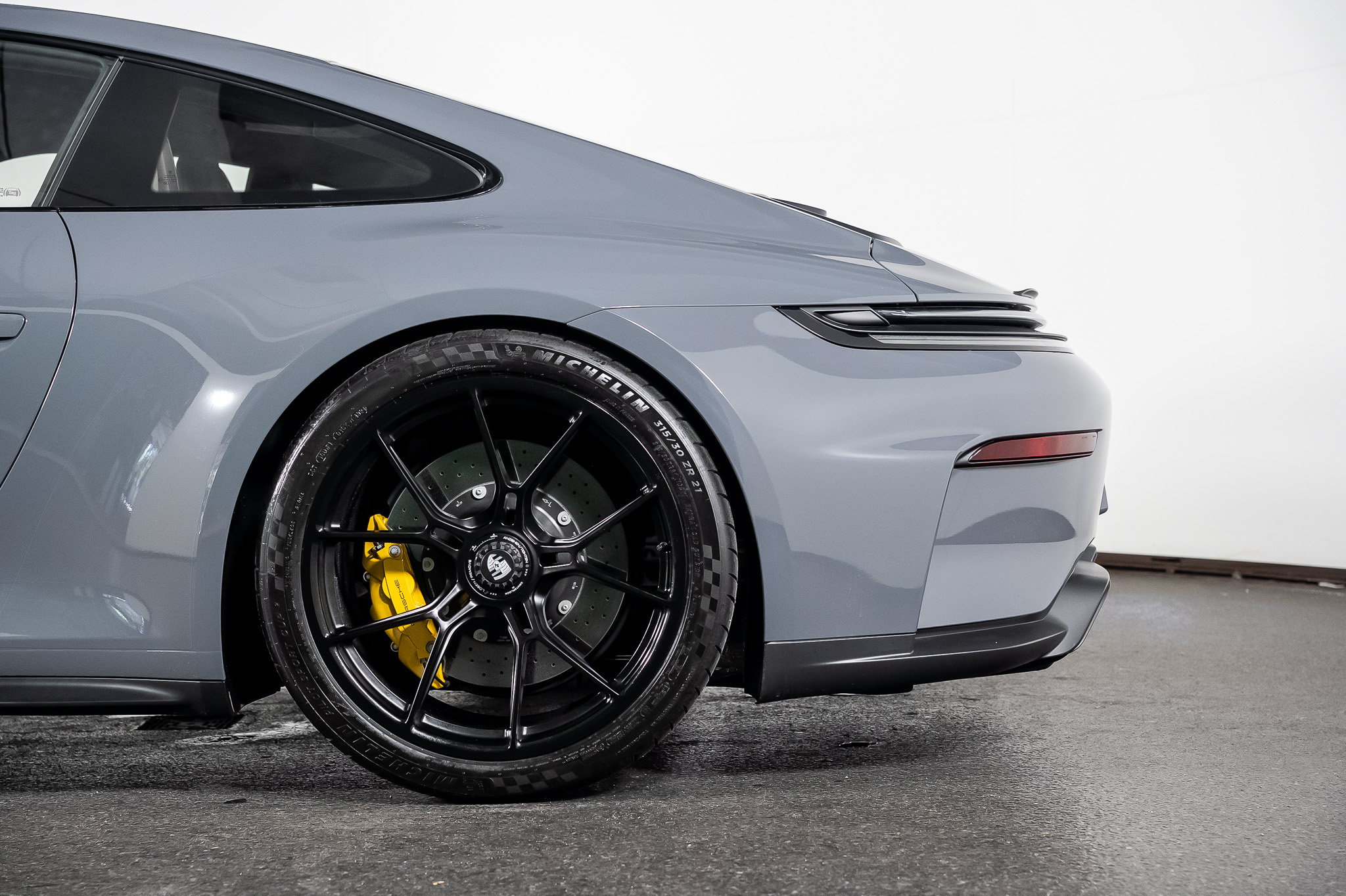 Used 2025 Porsche 911 GT3 RWD image 18