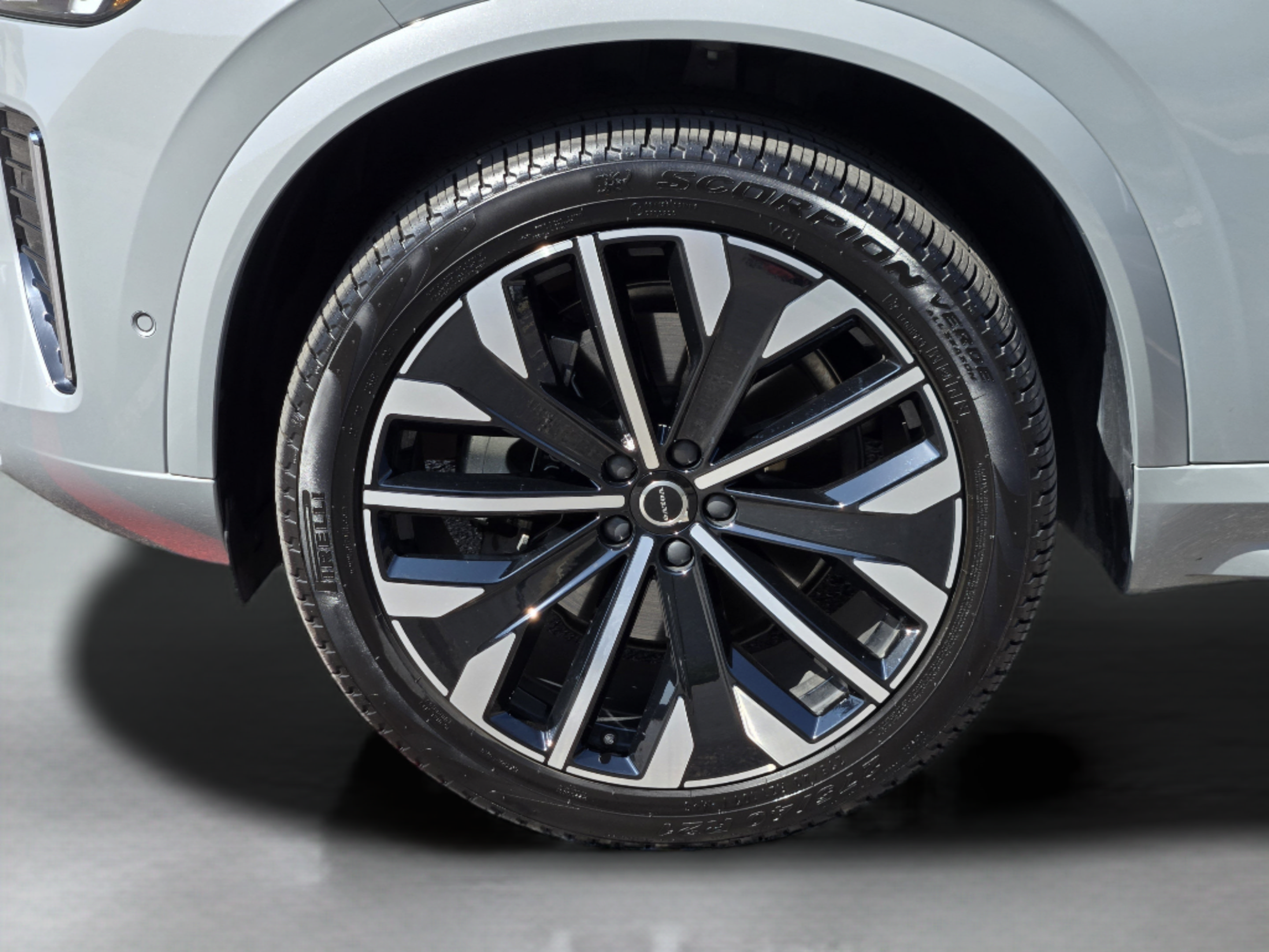 Certified 2026 Volvo XC90 B6 Plus w/ Protection Package Premier AWD/4WD image 38