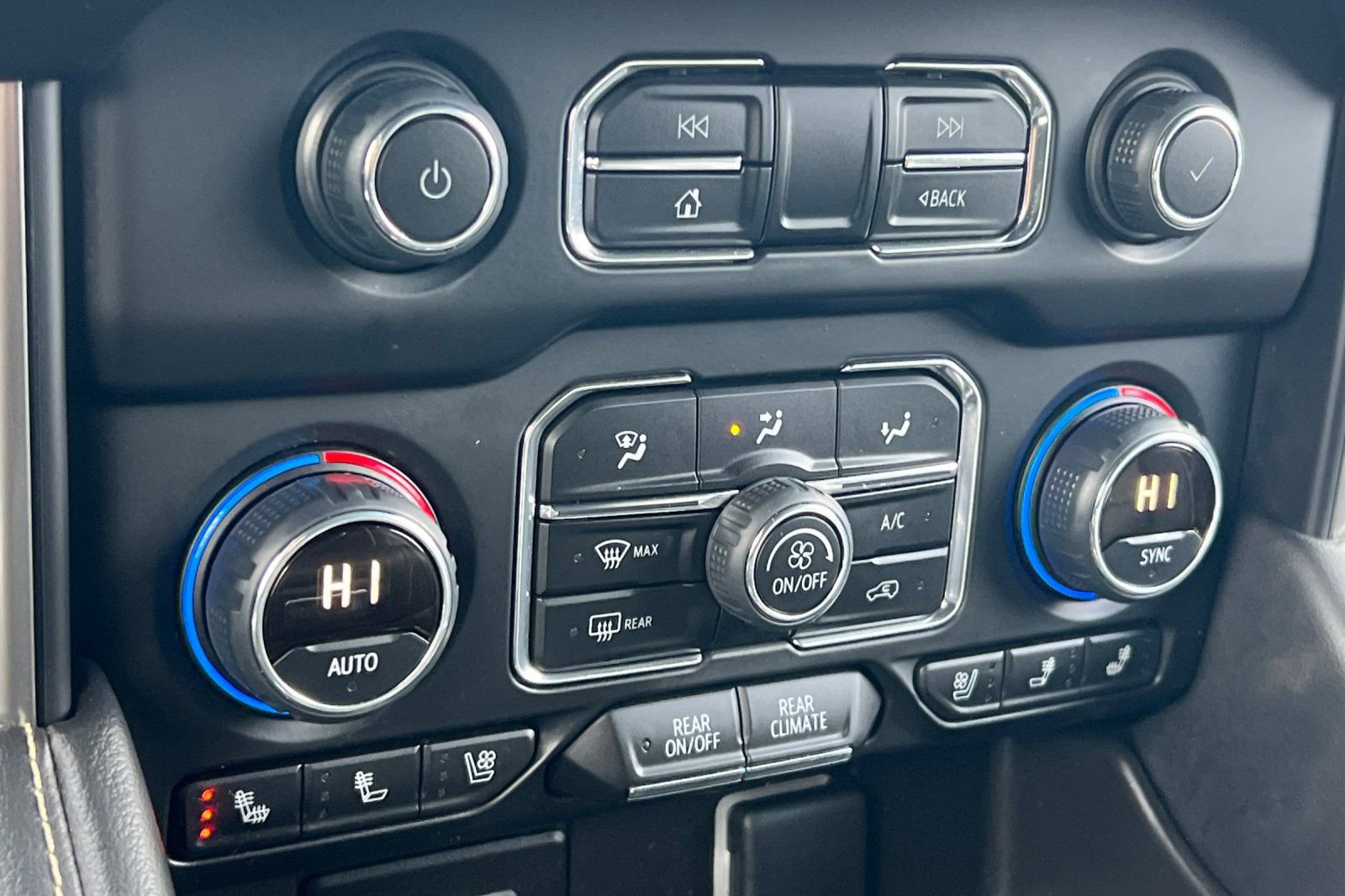 Used 2023 Chevrolet Suburban Premier image 22