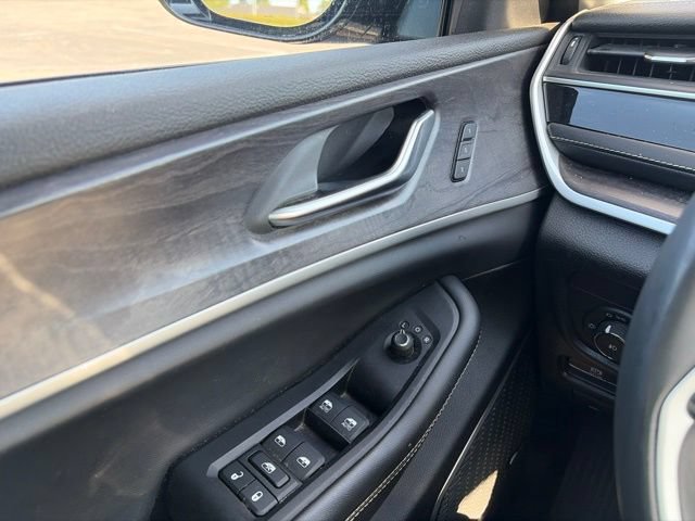 Used 2023 Jeep Grand Cherokee L Limited w/ Rear Seat Video Group I AWD/4WD image 16