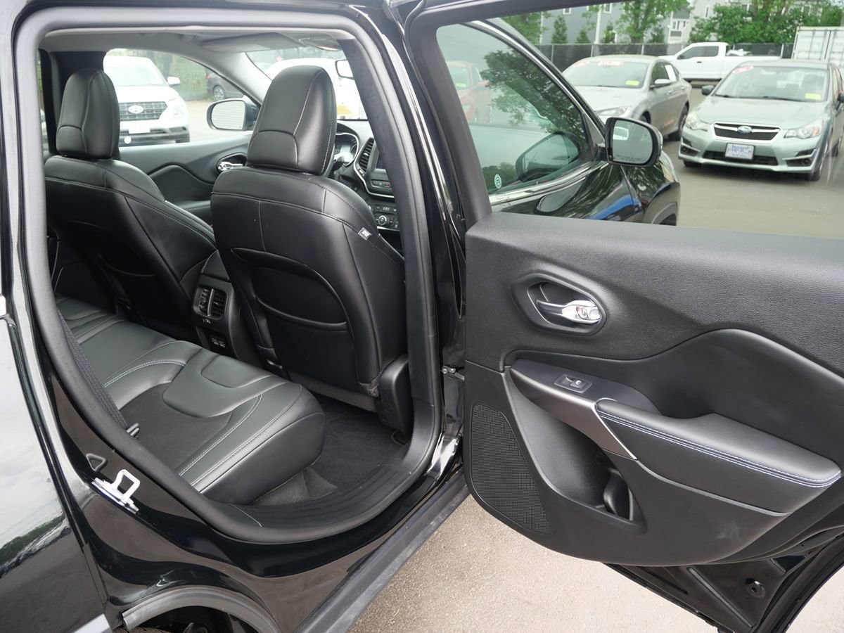 Used 2021 Jeep Cherokee Latitude Plus w/ Sun & Sound Group AWD/4WD image 32