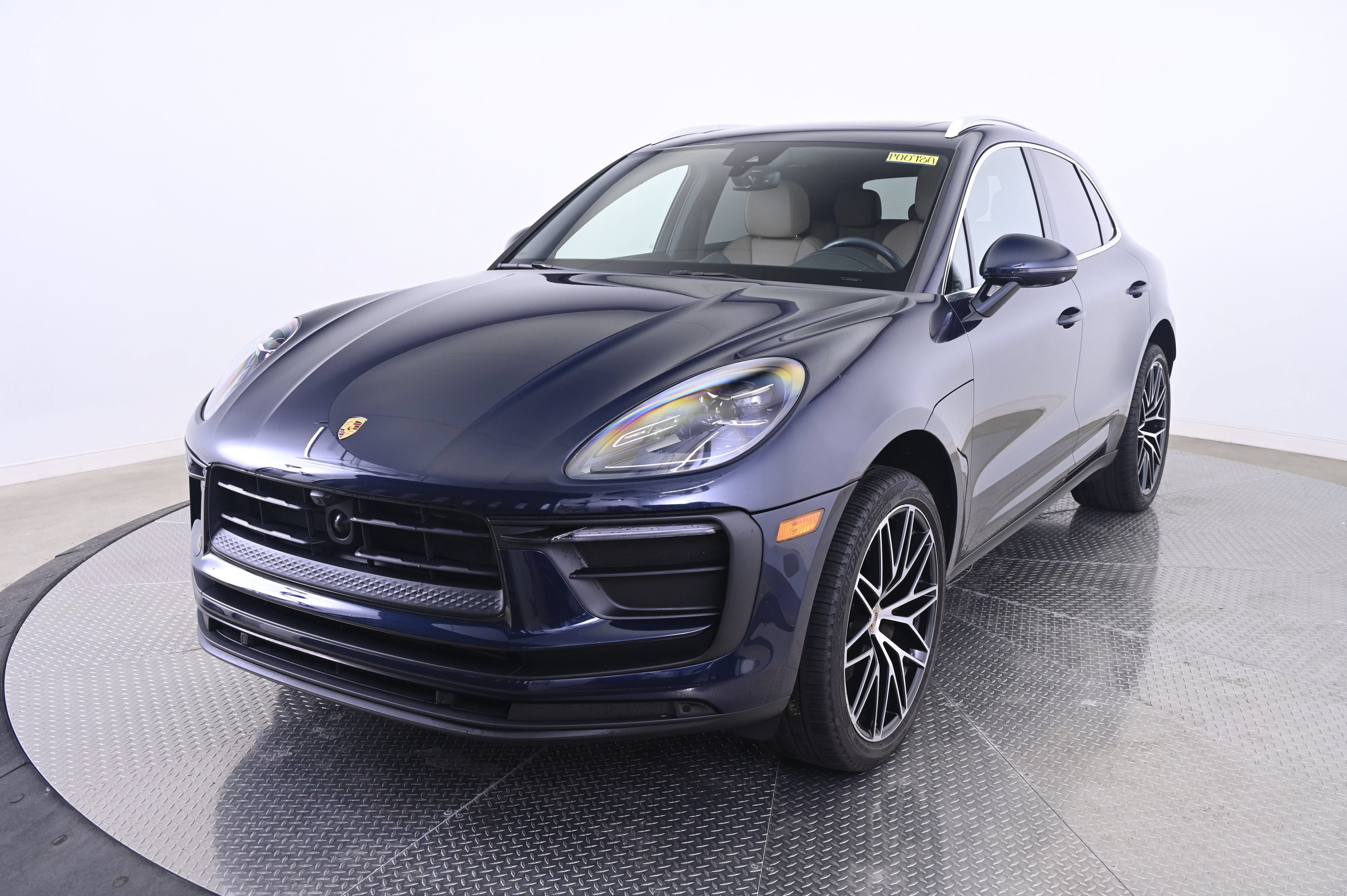 Certified 2022 Porsche Macan AWD/4WD image 1