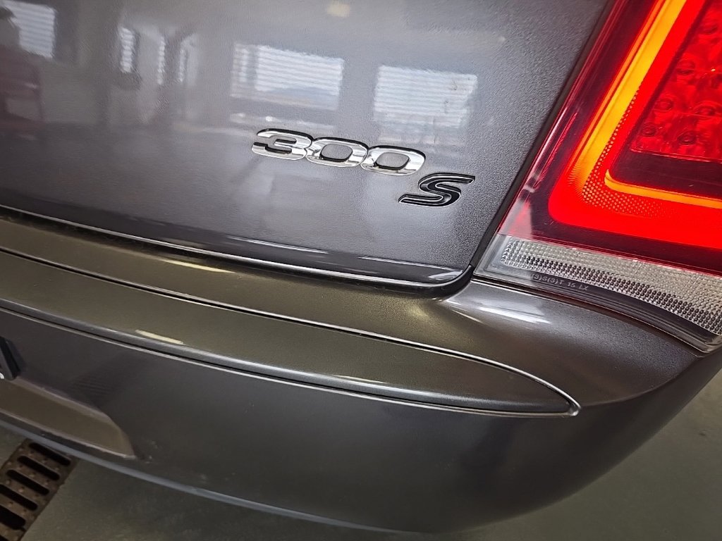 Used 2015 Chrysler 300 S AWD/4WD image 4